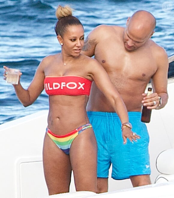 Mel B en bikini sur un yacht au large de Sydney avec son mari Stephen Belafonte, le 17 mars 2014.