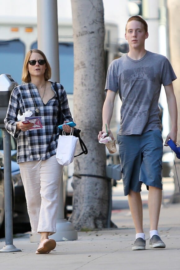 Jodie Foster et son fils aîné Charles "Charlie" Foster dans les rues de Beverly Hills à Los Angeles le 14 mai 2014