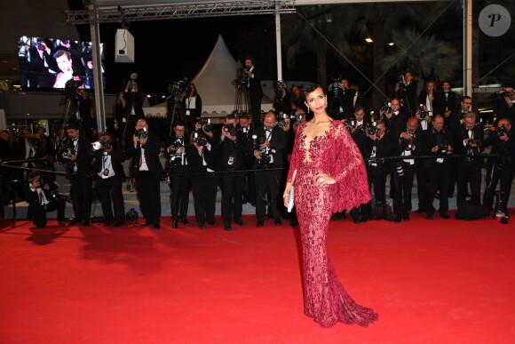 Sonia Rolland (Boucles d'oreilles, bague et bracelet Montblanc collection Princesse Grace de Monaco Pétales de Rose en or blanc et diamants) lors de la montée des marches du film Timbuktu au 67e Festival de Cannes, le 15 mai 2014.