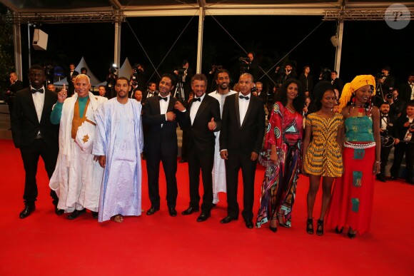 Hichem Yacoubi, Abel Jafri, Ibrahim Ahmed dit Pino, Abderrahmane Sissako, Toulou Kiki, et Fatoumata Diawara dans l'équipe du film Timbuktu au 67e Festival de Cannes, le 15 mai 2014.
