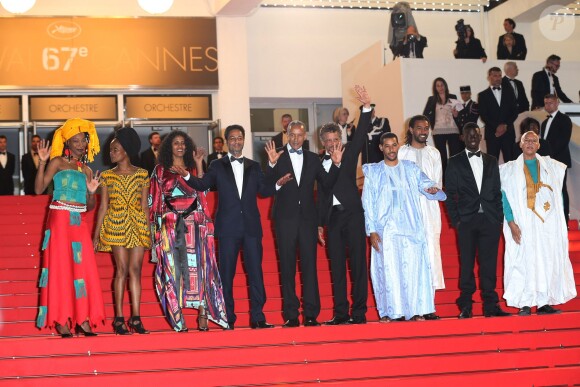 Hichem Yacoubi, Abel Jafri, Ibrahim Ahmed dit Pino, Abderrahmane Sissako, Toulou Kiki, et Fatoumata Diawara dans l'équipe du film Timbuktu au 67e Festival de Cannes, le 15 mai 2014.
