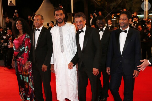 Hichem Yacoubi, Abel Jafri, Ibrahim Ahmed dit Pino, Abderrahmane Sissako, Toulou Kiki, et Fatoumata Diawara dans l'équipe du film Timbuktu au 67e Festival de Cannes, le 15 mai 2014.