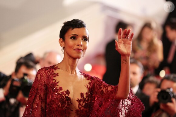 Sonia Rolland (Boucles d'oreilles, bague et bracelet Montblanc collection Princesse Grace de Monaco Pétales de Rose en or blanc et diamants) lors de la montée des marches du film Timbuktu au 67e Festival de Cannes, le 15 mai 2014.