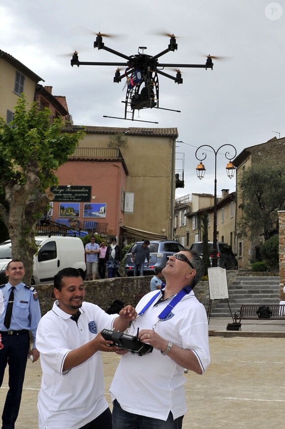 Exclusif - Jean-Marie Bigard prend un cours de pilotage de drone - Le 1er Trophée du Sud des Alpes à Mougins a eu lieu sur la Côte d'Azur du 2 au 4 mai.