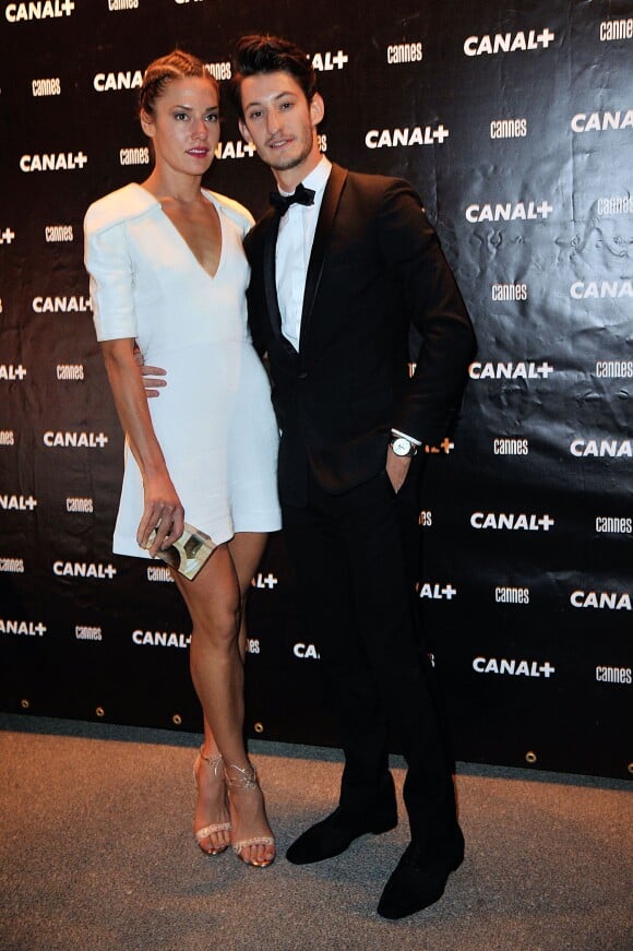 Pierre Niney et sa compagne Natasha Andrews - Soirée Canal+ au Park à Mougins à l'occasion du 67ème festival du film de Cannes, le 16 mai 2014. 