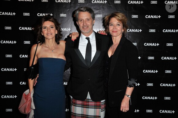 Antoine De Caunes avec Anne Nivat et Hélène Jouan - Soirée Canal+ au Park à Mougins à l'occasion du 67ème festival du film de Cannes, le 16 mai 2014. 