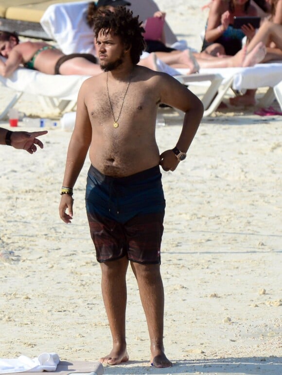 Exclusif - Connor Cruise sur une plage au Mexique, le 4 mai 2014. Le fils de Tom Cruise âgé de 19 et DJ a pris du poids. 