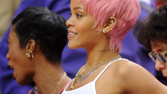 Rihanna : Poupée romantique avec sa perruque rose... mais sans soutien-gorge