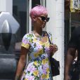  Rihanna avec des cheveux roses dans les rues de Los Angeles, le 16 mai 2014. 