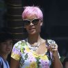 Rihanna avec des cheveux roses dans les rues de Los Angeles, le 16 mai 2014.