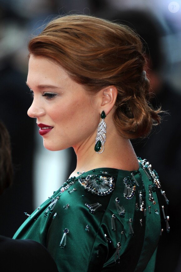 Léa Seydoux en Prada et décolletée lors de la montée des marches pour le film Saint-Laurent au 67e Festival de Cannes, le 17 mai 2014.