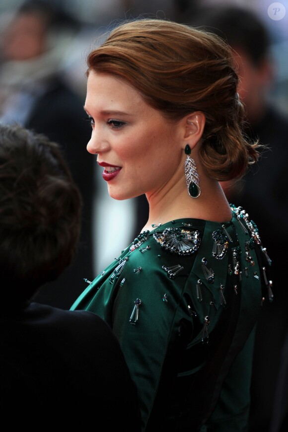 Léa Seydoux en Prada et décolletée lors de la montée des marches pour le film Saint-Laurent au 67e Festival de Cannes, le 17 mai 2014.