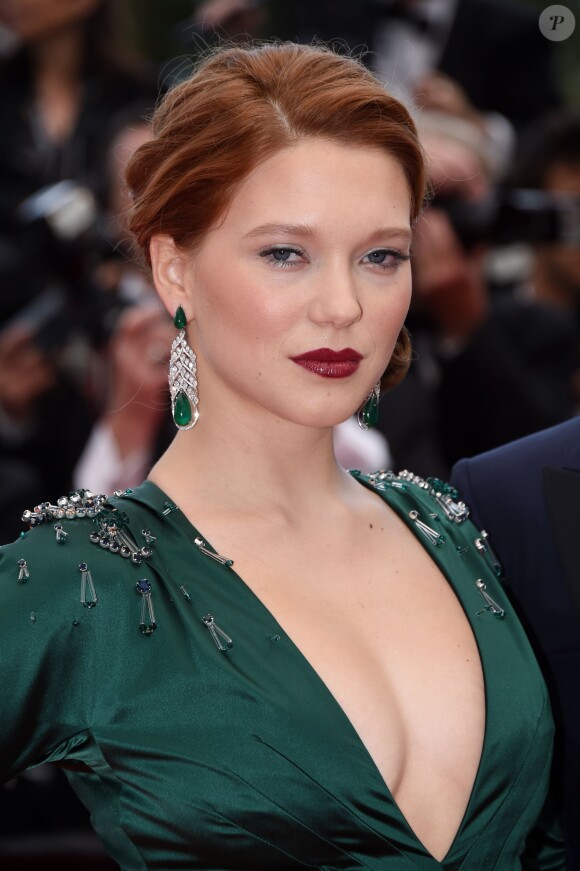 Léa Seydoux en Prada et décolletée lors de la montée des marches pour le film Saint-Laurent au 67e Festival de Cannes, le 17 mai 2014.