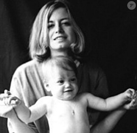 A l'occasion de la Fête des mères en mai 2014, Gwen Stefani a partagé des clichés d'elle enfant sur son compte Instagram.