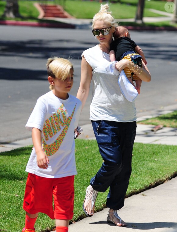 Gwen Stefani avec ses fils Kingston, Zuma et Apollo à Beverly Hills, le 17 mai 2014.