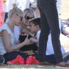 Gwen Stefani avec ses fils Kingston, Zuma et Apollo à Brentwood, le 17 mai 2014.