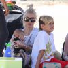 Gwen Stefani avec ses fils Kingston, Zuma et Apollo à Brentwood. Le 17 mai 2014.