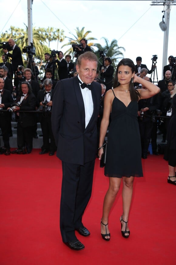 Patrick Poivre d'Arvor et son amie lors de la montée des marches de The Homesman à l'occasion du 67e Festival de Cannes, le 18 mai 2014.