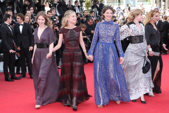 Lou De Laâge, Mélanie Laurent, Joséphine Jappy, Isabelle Carré, Claire Keim (Robe de Jay Ahr et j-bijoux AMP Monaco) à la montée des marches de Respire, à l'occasion du 67e Festival de Cannes, le 18 mai 2014.