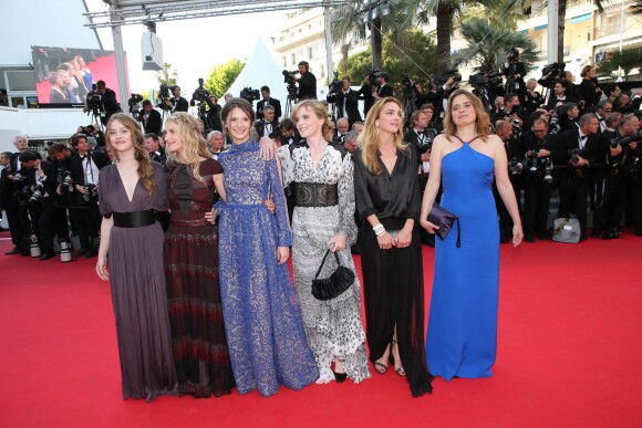 Lou De Laâge, Mélanie Laurent, Joséphine Jappy, Isabelle Carré, Claire Keim (Robe de Jay Ahr et j-bijoux AMP Monaco) et Carole Franck à la montée des marches de Respire, à l'occasion du 67e Festival de Cannes, le 18 mai 2014.