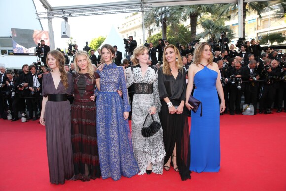 Lou De Laâge, Mélanie Laurent, Joséphine Jappy, Isabelle Carré, Claire Keim ( Robe de Jay Ahr et j-bijoux AMP Monaco) et Carole Franck à la montée des marches de Respire, à l'occasion du 67e Festival de Cannes, le 18 mai 2014.