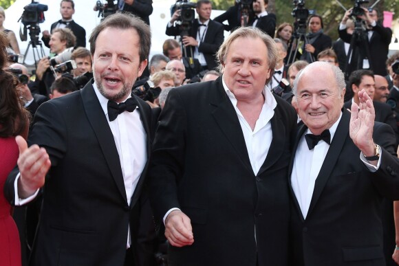 Sepp Blatter, Gérard Depardieu et Frédéric Auburtin à la montée des marches d'United Passion, à l'occasion du 67e Festival de Cannes, le 18 mai 2014.