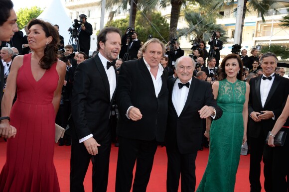 Gérard Depardieu avec l'équipe du film United Passions à la montée des marches de The Homesman, à l'occasion du 67e Festival de Cannes, le 18 mai 2014.