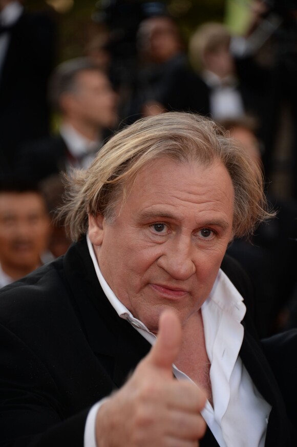 Gérard Depardieu avec l'équipe du film United Passions à la montée des marches de The Homesman, à l'occasion du 67e Festival de Cannes, le 18 mai 2014.