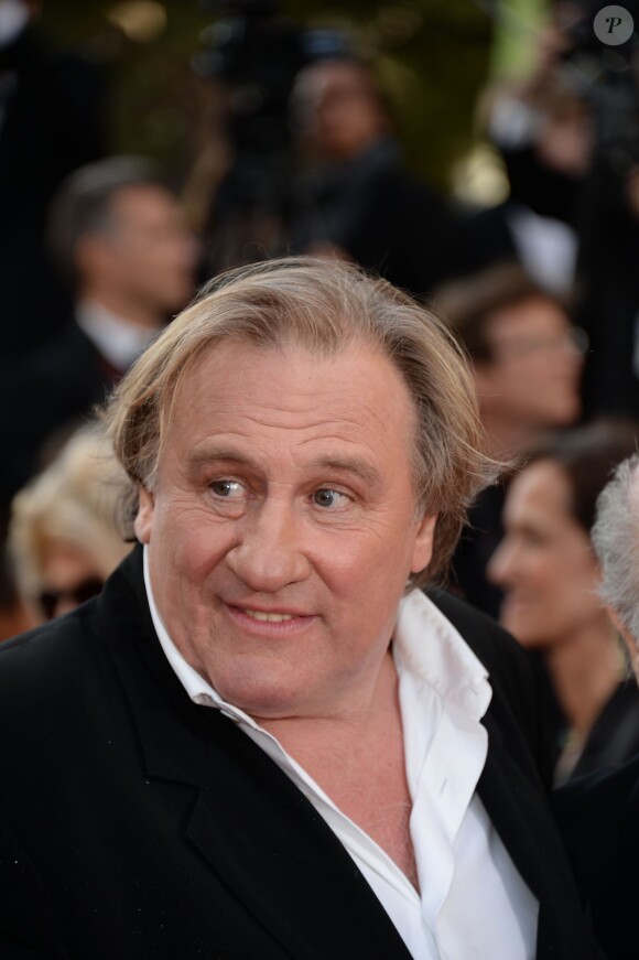 Gérard Depardieu avec l'équipe du film United Passions à la montée des marches de The Homesman, à l'occasion du 67e Festival de Cannes, le 18 mai 2014.