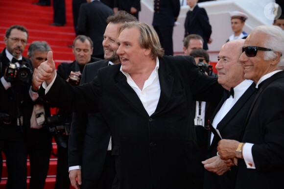 Gérard Depardieu avec l'équipe du film United Passions à la montée des marches de The Homesman, à l'occasion du 67e Festival de Cannes, le 18 mai 2014.
