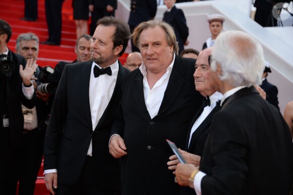 Gérard Depardieu avec l'équipe du film United Passions à la montée des marches de The Homesman, à l'occasion du 67e Festival de Cannes, le 18 mai 2014.