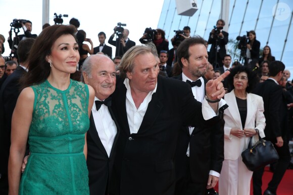 Sepp Blatter, Gérard Depardieu et Frédéric Auburtin à la montée des marches de The Homesman, à l'occasion du 67e Festival de Cannes, le 18 mai 2014.