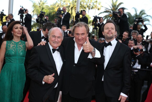 Gérard Depardieu avec l'équipe du film United Passions à la montée des marches de The Homesman, à l'occasion du 67e Festival de Cannes, le 18 mai 2014.