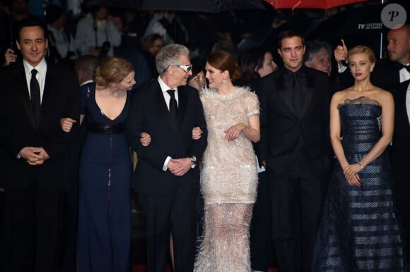John Cusack, Mia Wasikowska, David Cronenberg, Julianne Moore, Robert Pattinson, Sarah Gadon (Bijoux Van Cleef & Arpels) lors de la montée des marches du film "Maps to the stars" lors du 67e Festival du film de Cannes le 19 mai 2014