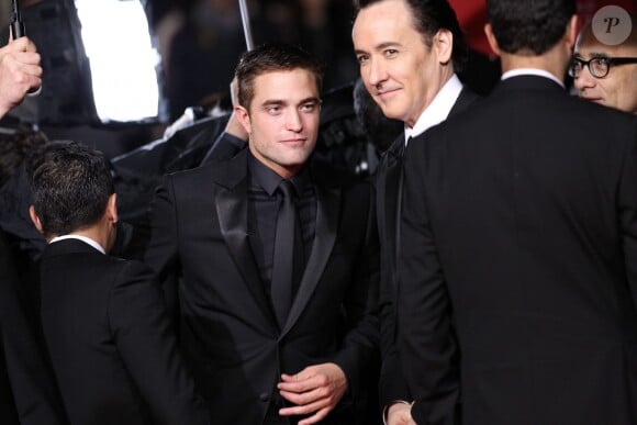 Robert Pattinson et John Cusack lors de la montée des marches du film "Maps to the stars" lors du 67e Festival du film de Cannes le 19 mai 2014