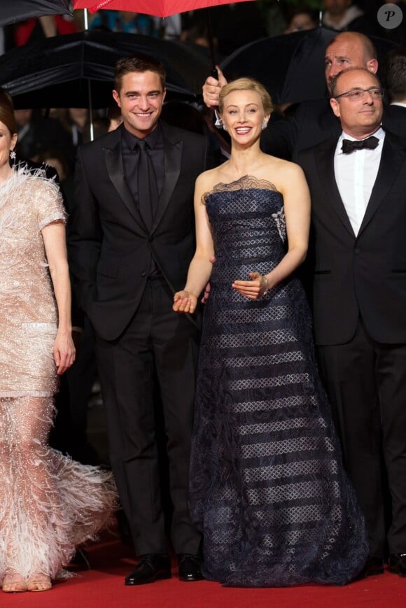 Robert Pattinson, Sarah Gadon (Bijoux Van Cleef & Arpels), Martin Katz lors de la montée des marches du film "Maps to the stars" lors du 67e Festival du film de Cannes le 19 mai 2014
