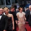 Julianne Moore entre Robert Pattinson et David Cronenberg lors de la montée des marches du film "Maps to the stars" lors du 67e Festival du film de Cannes le 19 mai 2014