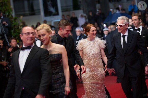 Julianne Moore entre Robert Pattinson et David Cronenberg lors de la montée des marches du film "Maps to the stars" lors du 67e Festival du film de Cannes le 19 mai 2014