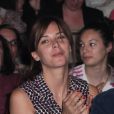 Mélissa Theuriau affiche sa dernière tendance capillaire dans le public de la finale du Trophée d'Impro inter-collèges au Comedia, à Paris, le 19 mai 2014