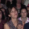 La ravissante Mélissa Theuriau affiche sa dernière tendance capillaire dans le public de la finale du Trophée d'Impro inter-collèges au Comedia, à Paris, le 19 mai 2014