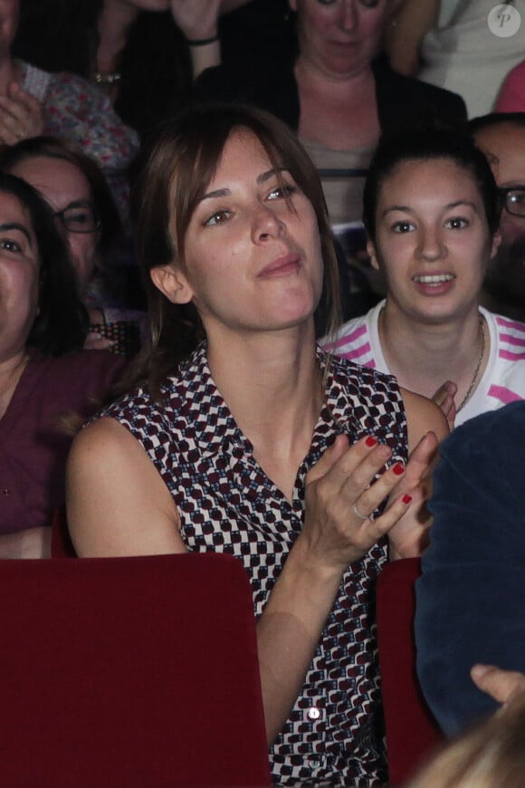 La ravissante Mélissa Theuriau affiche sa dernière tendance capillaire dans le public de la finale du Trophée d'Impro inter-collèges au Comedia, à Paris, le 19 mai 2014