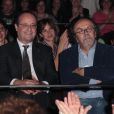 Mélissa Theuriau, derrière François Hollande et Jean-Michel Ribes, affiche sa dernière tendance capillaire dans le public de la finale du Trophée d'Impro inter-collèges au Comedia, à Paris, le 19 mai 2014
