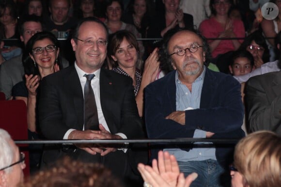 Mélissa Theuriau, derrière François Hollande et Jean-Michel Ribes, affiche sa dernière tendance capillaire dans le public de la finale du Trophée d'Impro inter-collèges au Comedia, à Paris, le 19 mai 2014
