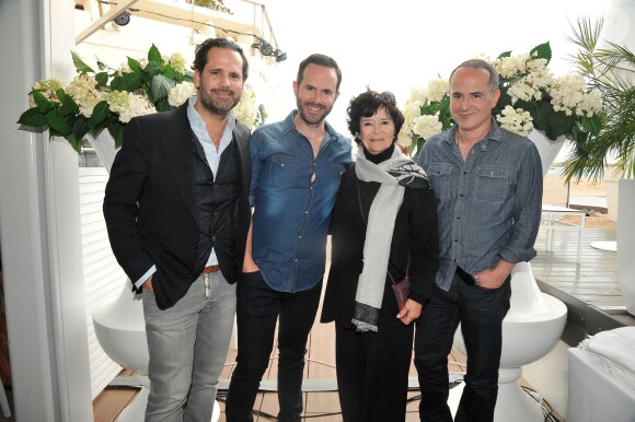 Marie-Josée Nat et ses fils Aurélien, Julien, David Drach - Déjeuner sur la plage du Majestic organisé par AlloCiné, Purepeople et le groupe Barrière à l'occasion du 67e Festival du film de Cannes le 15 mai 2014