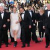 Jean-Pierre Dardenne, Marion Cotillard, Fabrizio Rongione et Luc Dardenne arrivent à la montée des marches du film "Deux jours, une nuit" lors du 67 ème Festival du film de Cannes le 20 mai 2014.