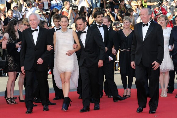 Jean-Pierre Dardenne, Marion Cotillard, Fabrizio Rongione et Luc Dardenne arrivent à la montée des marches du film "Deux jours, une nuit" lors du 67 ème Festival du film de Cannes le 20 mai 2014.
