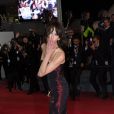  Sophie Marceau envoie un baiser - Mont&eacute;e des marches du film "Coming Home" lors du 67e Festival du film de Cannes le 20 mai 2014. 