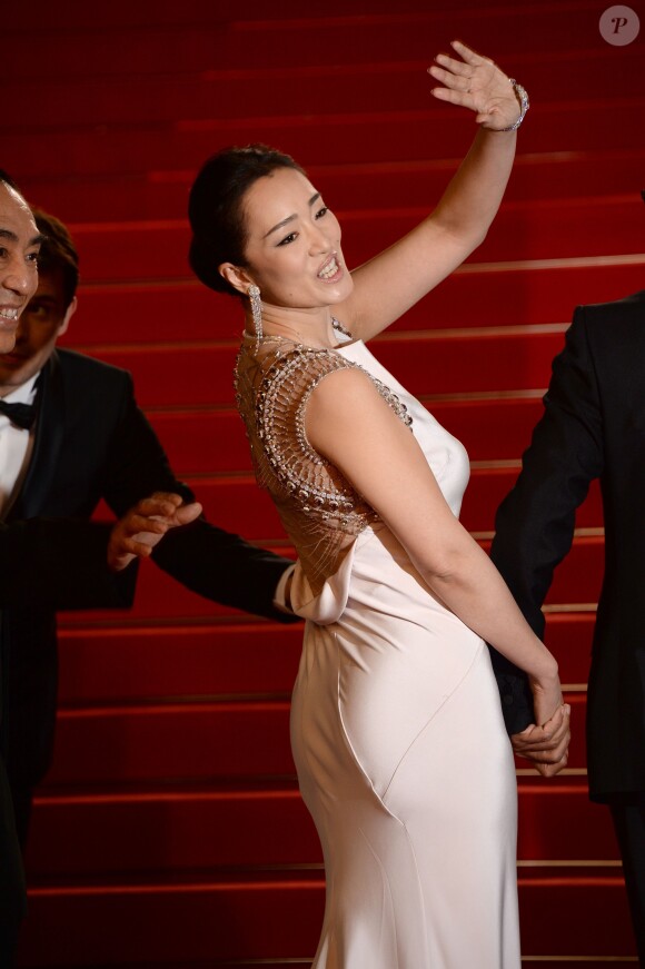 Gong Li sublime à la Montée des marches du film "Coming Home" lors du 67e Festival du film de Cannes le 20 mai 2014.