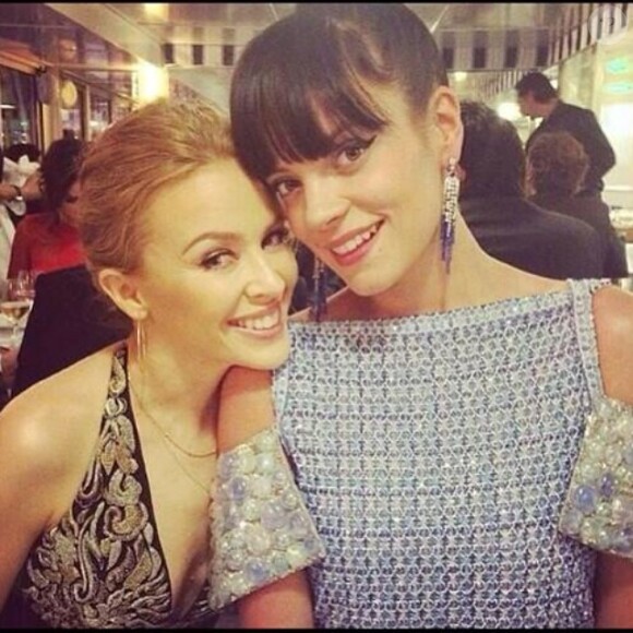 Kylie Minogue prend la pose avec Lily Allen au dîner Vanity Fair organisé au restaurant Tetou lors du Festival de Cannes, le 20mai 2014.
