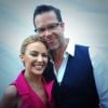 "C'était incroyable de revoir ce mec". Kylie Minogue ravie de retrouver Guy Pearce sur le plateau du Grand Journal, 18 ans après lui avoir donné la réplique dans la série "Neighbours". Cannes le 20 mai 2014.